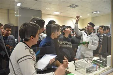 بازدید دانش آموزان مدرسه تیز هوشان پسرانه شهید مدنی